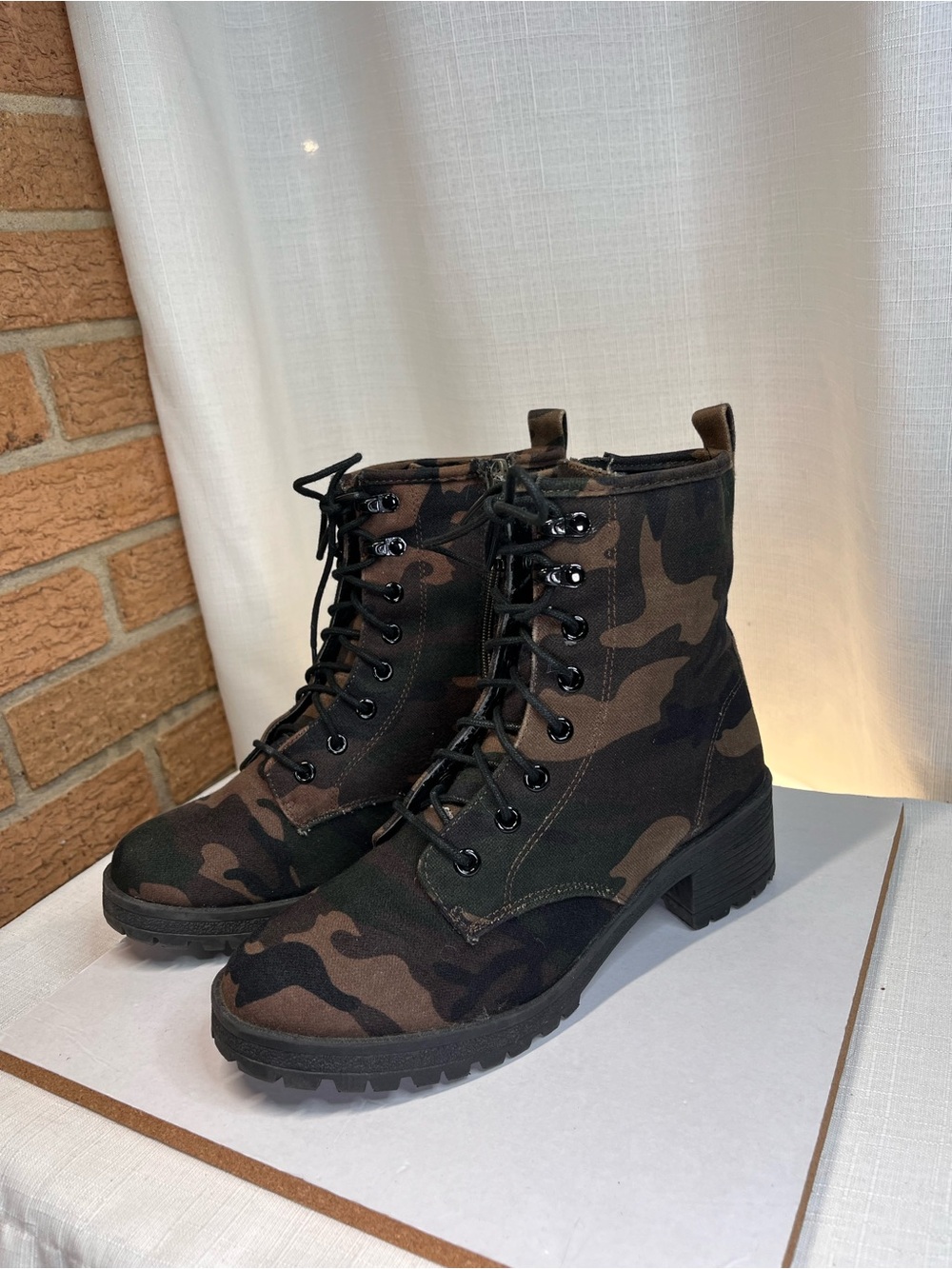 Madden Girl Eloisee Camo Combat Boots Women’s 7 Lace Up Lug Sole Side Zip